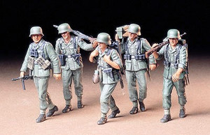 Tamiya German Machine Gun Crew On Maneuver 14+