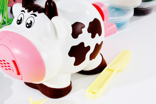 Mega Creative Colour Dough Cow Playset with Modelling Compound 3+