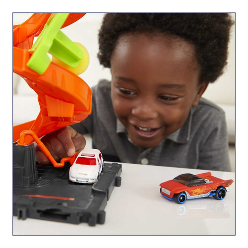 Hot Wheels™ City MEGA Car Wash With 1 Color Shifters™ Car HDP05 4+