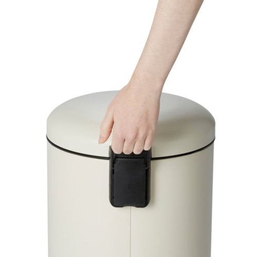 Cooke & Lewis Pedal Round Freestanding Kitchen Waste Bin Gerra 30L, cream