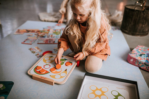 Janod Wooden Magnetic Puzzle with Blackboard I am Learning Colors 2+