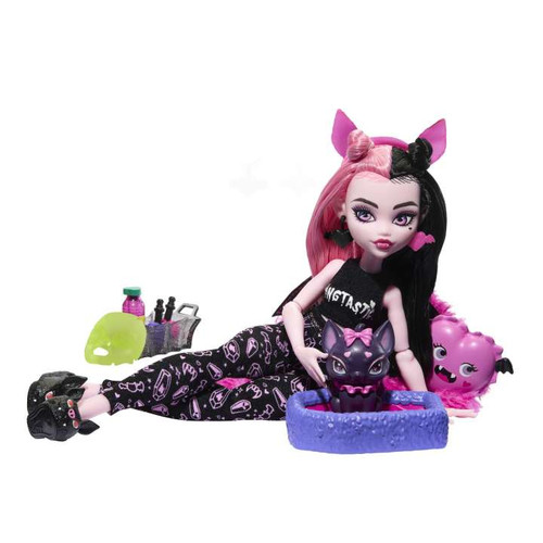 Monster High Doll And Sleepover Accessories, Draculaura HKY66 4+