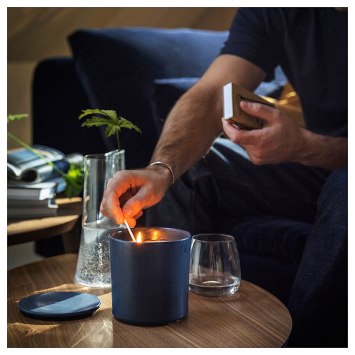 FRUKTSKOG Scented candle in ceramic jar w lid, Vetiver & geranium/black-turquoise, 60 hr