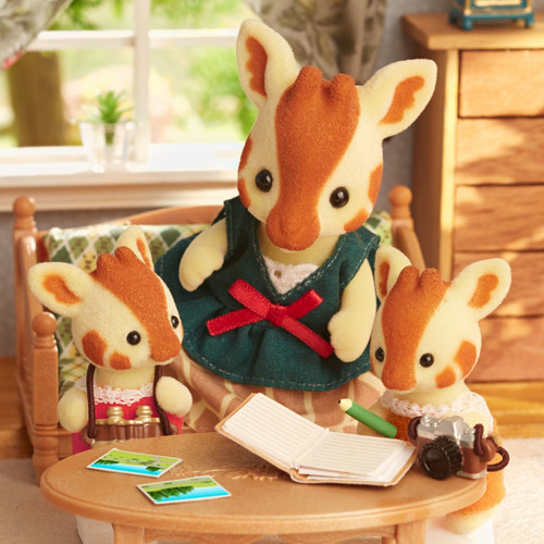 Sylvanian Families Highbranch Giraffe Family 3+