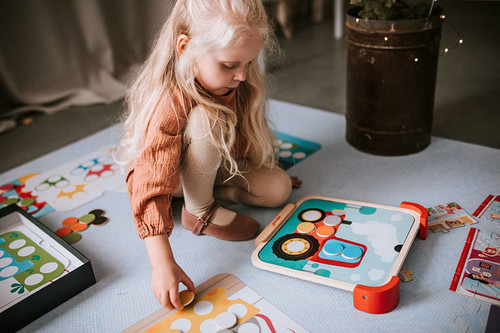 Janod Wooden Magnetic Puzzle with Blackboard I am Learning Colors 2+